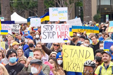 San Francisco, CA - 26 Şubat 2022: Birleşmiş Ukrayna Protestosu 'nun tanımlanamayan katılımcıları. Rus saldırısına karşı Ukrayna halkıyla dayanışma savunucusu.