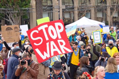 San Francisco, CA - 26 Şubat 2022: Birleşmiş Ukrayna Protestosu 'nun tanımlanamayan katılımcıları. Rus saldırısına karşı Ukrayna halkıyla dayanışma savunucusu.