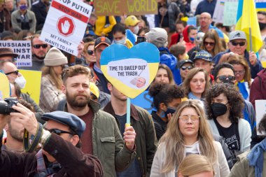 San Francisco, CA - 26 Şubat 2022: Birleşmiş Ukrayna Protestosu 'nun tanımlanamayan katılımcıları. Rus saldırısına karşı Ukrayna halkıyla dayanışma savunucusu.