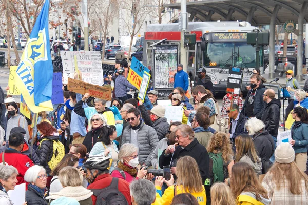 San Francisco Feb 2022 Oidentifierade Deltagare United Stand Ukraine Protestskyltar — Stockfoto