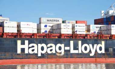 Oakland, CA - 01 Mart 2022 Hapag-Lloyd kargo gemisi London Express Oakland Limanı 'na giriyor. Hapag-Lloyd AG, gemi kapasitesi açısından dünyanın en büyük beşinci taşıyıcısıdır..