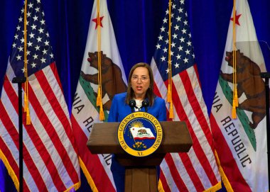 Sacramento, CA - 8 Mart 2022: Kaliforniya Üsteğmen Valisi Eleni Kounalakis Sacramento Eyaleti 'nde yaptığı konuşmada.