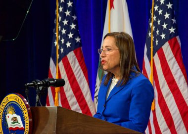 Sacramento, CA - 8 Mart 2022: Kaliforniya Üsteğmen Valisi Eleni Kounalakis Sacramento Eyaleti 'nde yaptığı konuşmada.