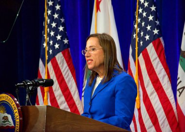 Sacramento, CA - 8 Mart 2022: Kaliforniya Üsteğmen Valisi Eleni Kounalakis Sacramento Eyaleti 'nde yaptığı konuşmada.