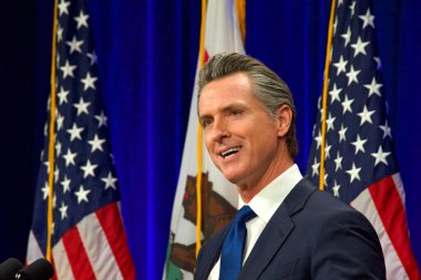 Sacramento, CA - 8 Mart 2022: Kaliforniya Valisi Gavin Newsom Sacramento Eyaleti 'nde konuşma yapacak..