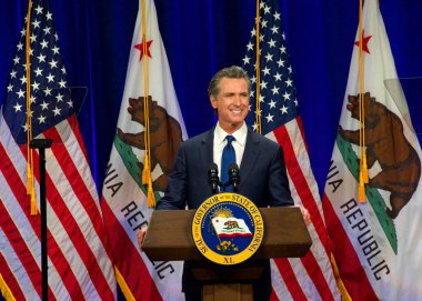 Sacramento, CA - 8 Mart 2022: Kaliforniya Valisi Gavin Newsom Sacramento Eyaleti 'nde konuşma yapacak..