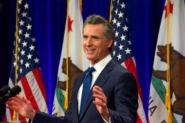 Sacramento, CA - 8 Mart 2022: Kaliforniya Valisi Gavin Newsom Sacramento Eyaleti 'nde konuşma yapacak..