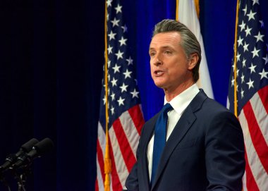 Sacramento, CA - 8 Mart 2022: Kaliforniya Valisi Gavin Newsom Sacramento Eyaleti 'nde konuşma yapacak..