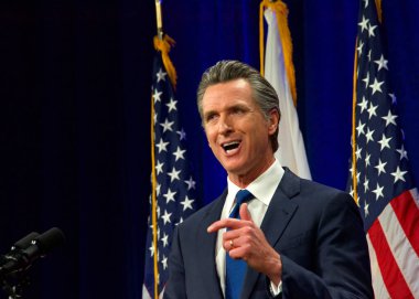 Sacramento, CA - 8 Mart 2022: Kaliforniya Valisi Gavin Newsom Sacramento Eyaleti 'nde konuşma yapacak..