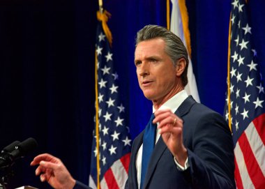 Sacramento, CA - 8 Mart 2022: Kaliforniya Valisi Gavin Newsom Sacramento Eyaleti 'nde konuşma yapacak..
