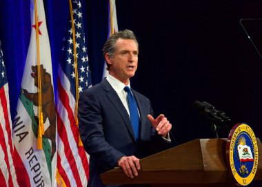 Sacramento, CA - 8 Mart 2022: Kaliforniya Valisi Gavin Newsom Sacramento Eyaleti 'nde konuşma yapacak..