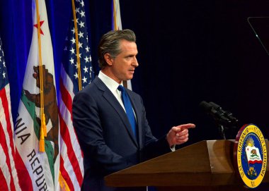 Sacramento, CA - 8 Mart 2022: Kaliforniya Valisi Gavin Newsom Sacramento Eyaleti 'nde konuşma yapacak..