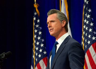 Sacramento, CA - 8 Mart 2022: Kaliforniya Valisi Gavin Newsom Sacramento Eyaleti 'nde konuşma yapacak..