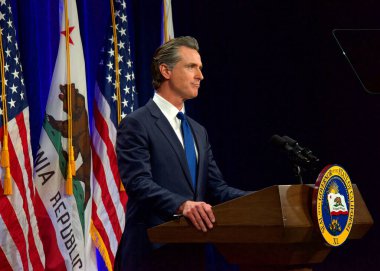 Sacramento, CA - 8 Mart 2022: Kaliforniya Valisi Gavin Newsom Sacramento Eyaleti 'nde konuşma yapacak..