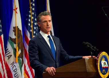 Sacramento, CA - 8 Mart 2022: Kaliforniya Valisi Gavin Newsom Sacramento Eyaleti 'nde konuşma yapacak..