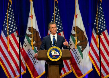 Sacramento, CA - 8 Mart 2022: Kaliforniya Valisi Gavin Newsom Sacramento Eyaleti 'nde konuşma yapacak..