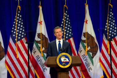 Sacramento, CA - 8 Mart 2022: Kaliforniya Valisi Gavin Newsom Sacramento Eyaleti 'nde konuşma yapacak..