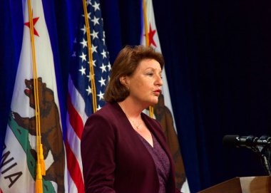 Sacramento, CA - 8 Mart 2022: Sayın Toni G. Atkins, Kaliforniya Senatosu Başkanı Pro Tempore Sacramento, CA 'da yaptığı konuşmada.