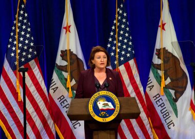Sacramento, CA - 8 Mart 2022: Sayın Toni G. Atkins, Kaliforniya Senatosu Başkanı Pro Tempore Sacramento, CA 'da yaptığı konuşmada.