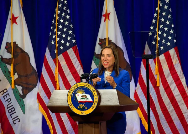 Sacramento, CA - 8 Mart 2022: Kaliforniya Üsteğmen Valisi Eleni Kounalakis Sacramento Eyaleti 'nde yaptığı konuşmada.