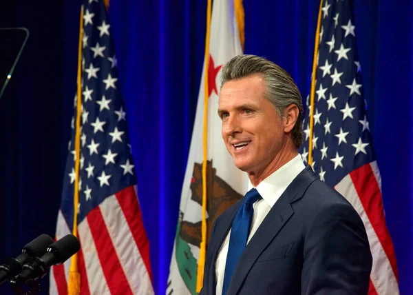 Sacramento, CA - 8 Mart 2022: Kaliforniya Valisi Gavin Newsom Sacramento Eyaleti 'nde konuşma yapacak..
