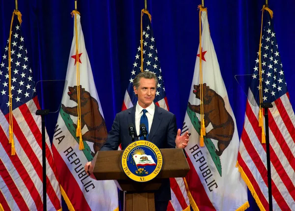 Sacramento, CA - 8 Mart 2022: Kaliforniya Valisi Gavin Newsom Sacramento Eyaleti 'nde konuşma yapacak..