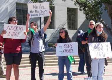 Berkeley, CA - 8 Mart 2022: UC Berkeley 'deki Sproul Plaza' da düzenlenen Rise Up 4 Kürtaj Hakları protestosuna kimliği belirsiz katılımcılar.