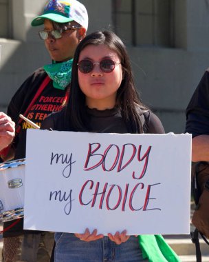 Berkeley, CA - 8 Mart 2022: UC Berkeley 'deki Sproul Plaza' da düzenlenen Rise Up 4 Kürtaj Hakları protestosuna kimliği belirsiz katılımcılar.