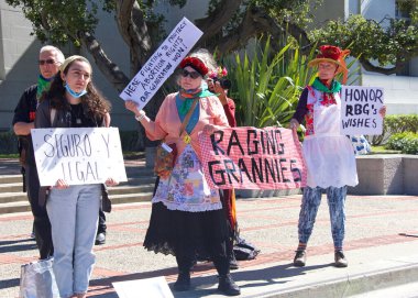 Berkeley, CA - 8 Mart 2022: UC Berkeley 'deki Sproul Plaza' da düzenlenen Rise Up 4 Kürtaj Hakları protestosuna kimliği belirsiz katılımcılar.