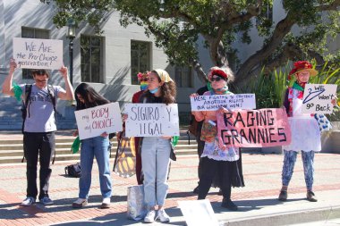 Berkeley, CA - 8 Mart 2022: UC Berkeley 'deki Sproul Plaza' da düzenlenen Rise Up 4 Kürtaj Hakları protestosuna kimliği belirsiz katılımcılar.