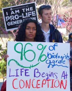 Berkeley, CA - 8 Mart 2022: UC Berkeley 'deki Sproul Plaza' da düzenlenen Rise Up 4 Kürtaj Hakları protestosunda tanımlanamayan karşı protestocular.