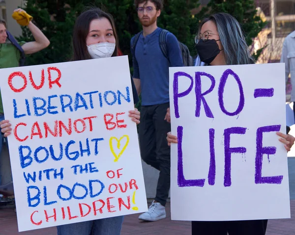 Berkeley 2022 Március Azonosítatlan Ellentüntetők Rise Abortuszjogi Tiltakozáson Sproul Plazában — Stock Fotó