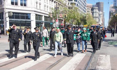 San Francisco, CA - 12 Mart 2022: İrlanda kültürünü kutlayan en büyük İrlanda etkinliği olan 2022 Saint Patrick Günü Geçidi 'nin kimliği belirsiz katılımcıları.