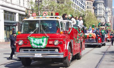 San Francisco, CA - 12 Mart 2022: İrlanda kültürünü kutlayan en büyük İrlanda etkinliği olan 2022 Saint Patrick Günü Geçidi 'nin kimliği belirsiz katılımcıları.
