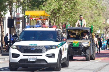 San Francisco, CA - 12 Mart 2022: İrlanda kültürünü kutlayan en büyük İrlanda etkinliği olan 2022 Saint Patrick Günü Geçidi 'nin kimliği belirsiz katılımcıları.