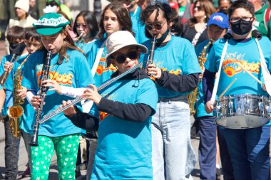 San Francisco, CA - 12 Mart 2022: İrlanda kültürünü kutlayan en büyük İrlanda etkinliği olan 2022 Saint Patrick Günü Geçidi 'nin kimliği belirsiz katılımcıları.