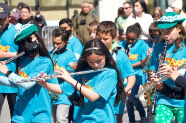 San Francisco, CA - 12 Mart 2022: İrlanda kültürünü kutlayan en büyük İrlanda etkinliği olan 2022 Saint Patrick Günü Geçidi 'nin kimliği belirsiz katılımcıları.
