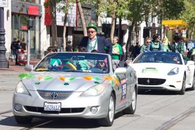 San Francisco, CA - 12 Mart 2022 San Francisco Belediye Avukatı David Chiu, İrlanda kültürünü kutlayan en büyük İrlanda etkinliği olan Saint Patrick Günü Geçidi 'nde.