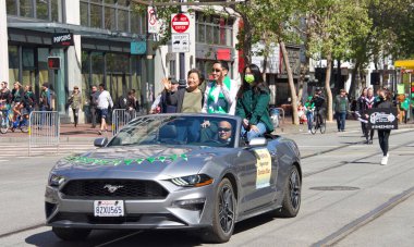 San Francisco, CA - 12 Mart 2022 San Francisco Denetmeni Gordon Mar, 2022 Saint Patrick Günü Geçidi, İrlanda kültürünü kutlayan en büyük İrlanda etkinliği..
