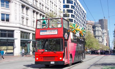 San Francisco, CA - 12 Mart 2022: İrlanda kültürünü kutlayan en büyük İrlanda etkinliği olan 2022 Saint Patrick Günü Geçidi 'nin kimliği belirsiz katılımcıları.