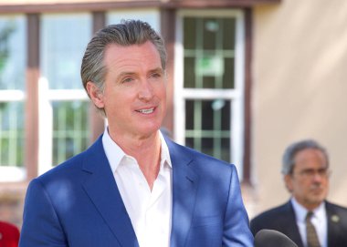 Napa, CA - 24 Mart 2022: Kaliforniya Valisi Gavin Newsom, Napa Devlet Hastanesi 'nin dışında düzenlenen yuvarlak masa toplantısından sonra yaptığı basın toplantısında.