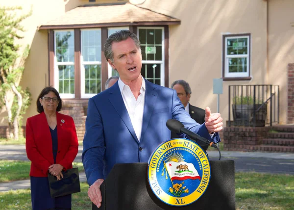 美国加利福尼亚州纳帕 2022年3月24日 加州州长Gavin Newsom在美国加州纳帕州立医院外的新闻发布会上发表讲话 — 图库照片