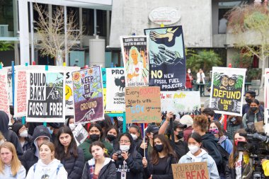 San Francisco, CA - 25 Mart 2022: Gençlik lider iklim grevi mitingi ve Embarcadero 'dan Market Caddesi' ne yürüyüş ve iklim değişikliği taleplerini dile getirme.