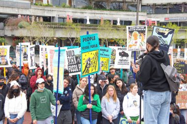 San Francisco, CA - 25 Mart 2022: Gençlik lider iklim grevi mitingi ve Embarcadero 'dan Market Caddesi' ne yürüyüş ve iklim değişikliği taleplerini dile getirme.