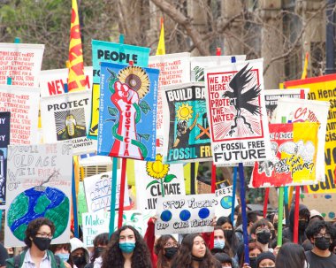 San Francisco, CA - 25 Mart 2022: Embarcadero 'dan Market caddesine yürüyen gençlik iklim grevi ve gidiyor..