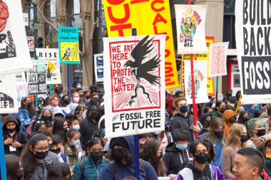 San Francisco, CA - 25 Mart 2022: Embarcadero 'dan Market caddesine yürüyen gençlik iklim grevi ve gidiyor..