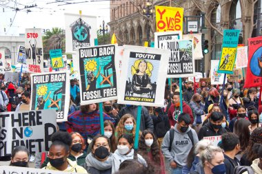 San Francisco, CA - 25 Mart 2022: Embarcadero 'dan Market caddesine yürüyen gençlik iklim grevi ve gidiyor..