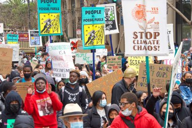 San Francisco, CA - 25 Mart 2022: Embarcadero 'dan Market caddesine yürüyen gençlik iklim grevi ve gidiyor..