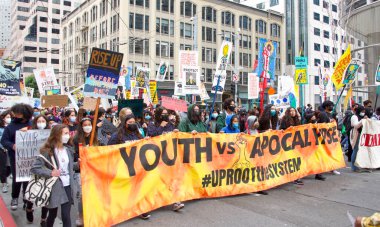 San Francisco, CA - 25 Mart 2022: Embarcadero 'dan Market caddesine yürüyen gençlik iklim grevi ve gidiyor..