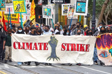 San Francisco, CA - 25 Mart 2022: Embarcadero 'dan Market caddesine yürüyen gençlik iklim grevi ve gidiyor..